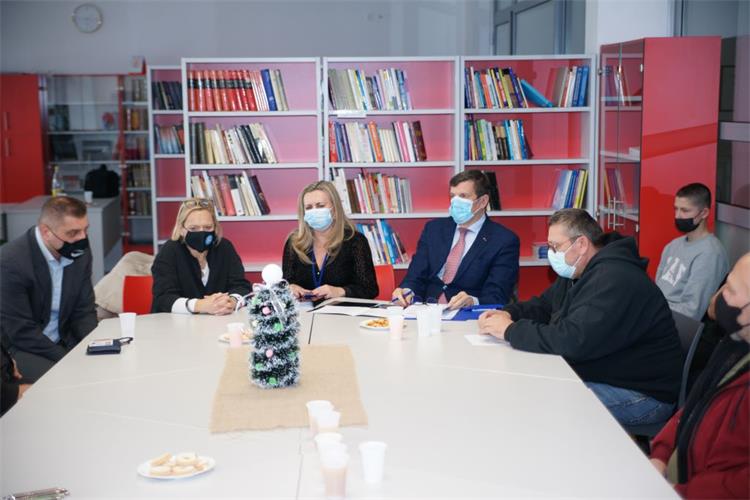 Slika /slike/foto 12_21/foto SISAK-STIPENDIJE 23-12_21/nsl SISAK-STIPENDIJE 23-12_21.JPG